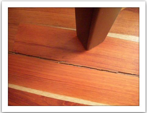 piso de madera agrietado por humedad